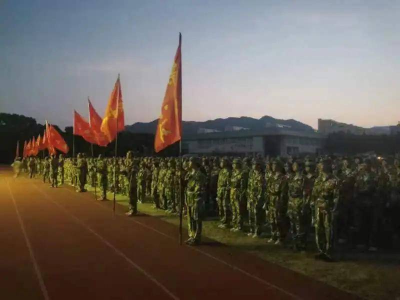 天台这所中学校长带着高一新生拉练10公里!