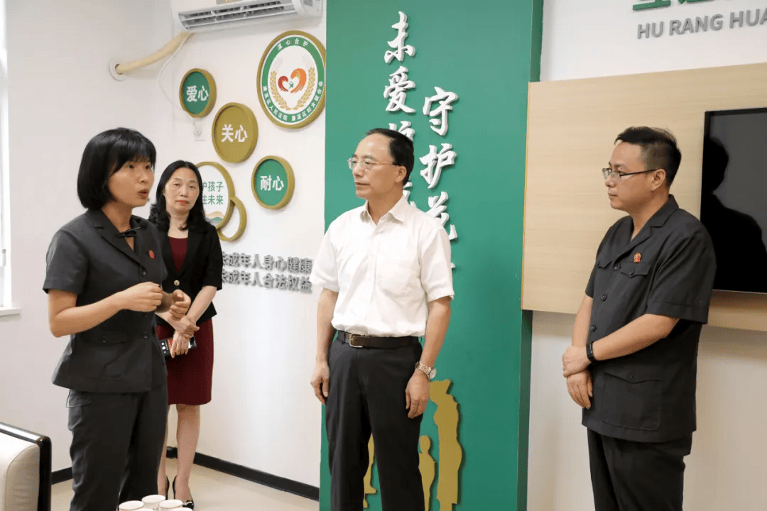 市人大常委会副主任杨鸿敏,市政府副市长容长贵陪同.