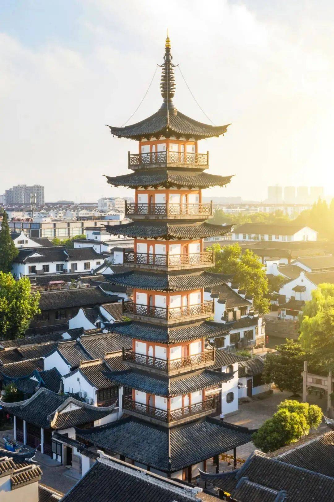 嘉定州桥历史文化风貌区位于嘉定老城的中心位置,包括汇龙潭,嘉定孔庙