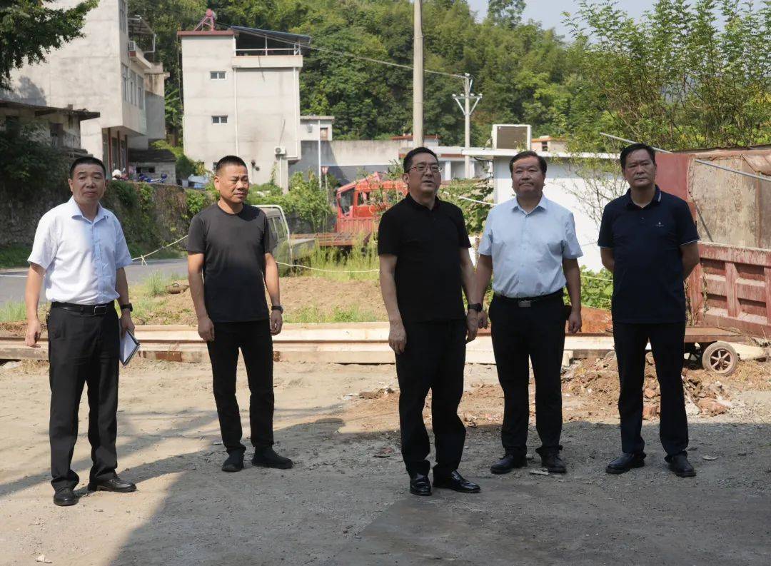 高福宏先后来到冷水镇水坪村,沙滩村,洞子社区,星义村,麻虎镇十里社区