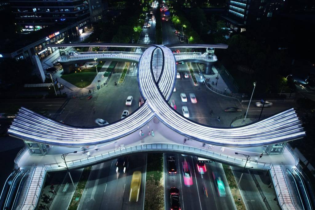 种通行方式以及桥顶的顶棚设计,满足高峰期的密集过街人流在不同天气