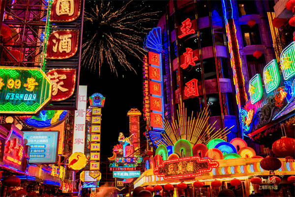 夜场运营18天,近2.8万人来逛“黄河路”!上海影视乐园文旅融合激发消费新活力_游客_图说_年代