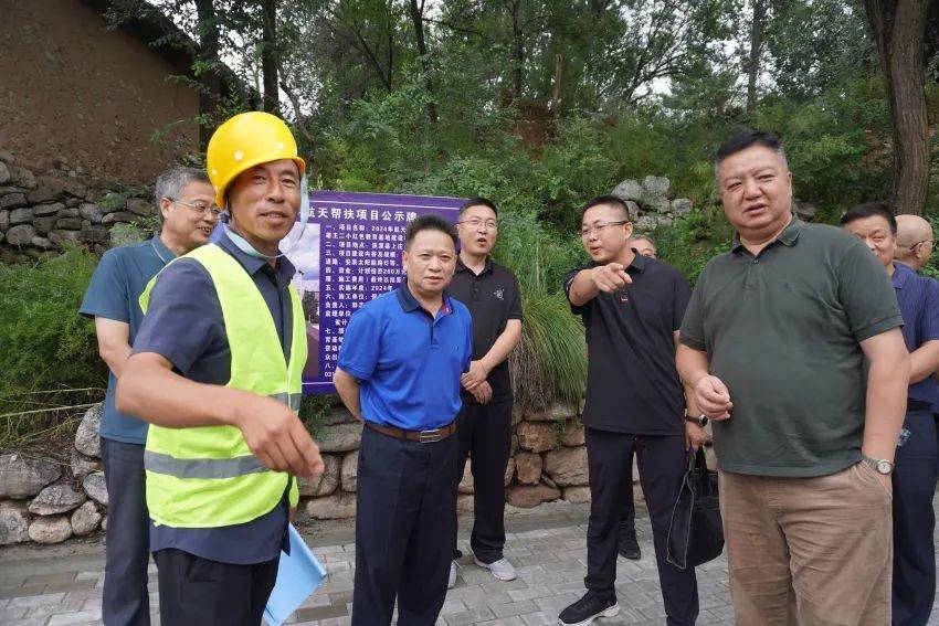 航天科技集团副总经理邓红兵到涞源县检查推进帮扶工作