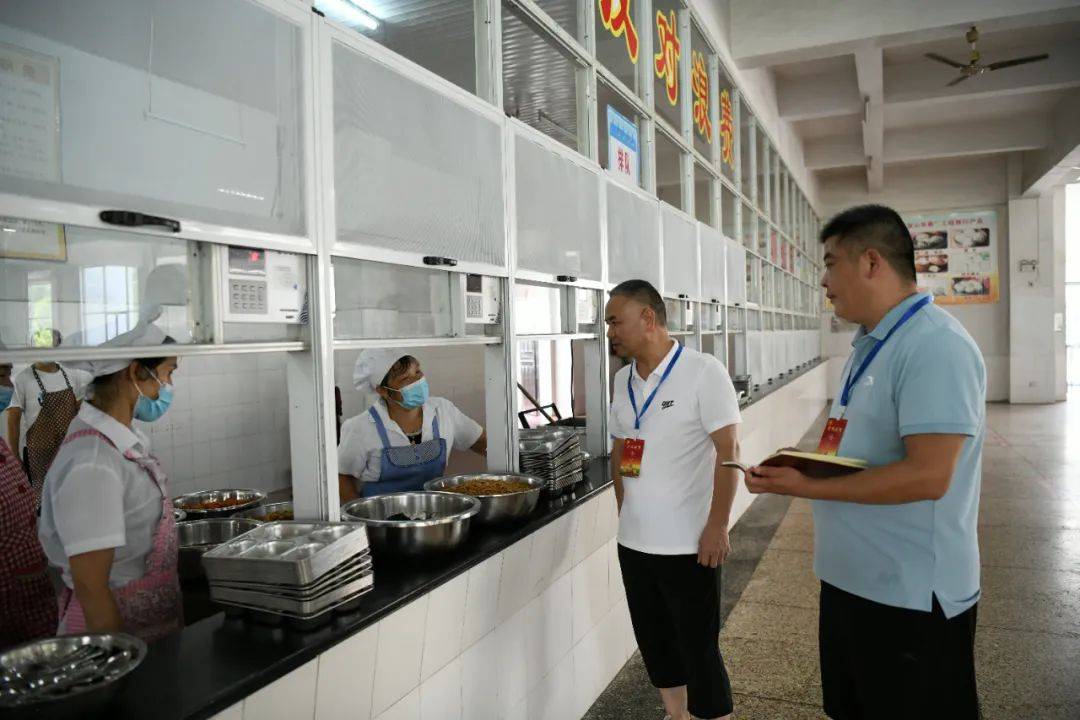 推动在全县敬老院和学校食堂实行"明厨亮灶"工程,将食堂的配餐间,厨房