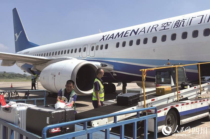 60℃机坪上的"飞机守护者"_机场_张坤_高温