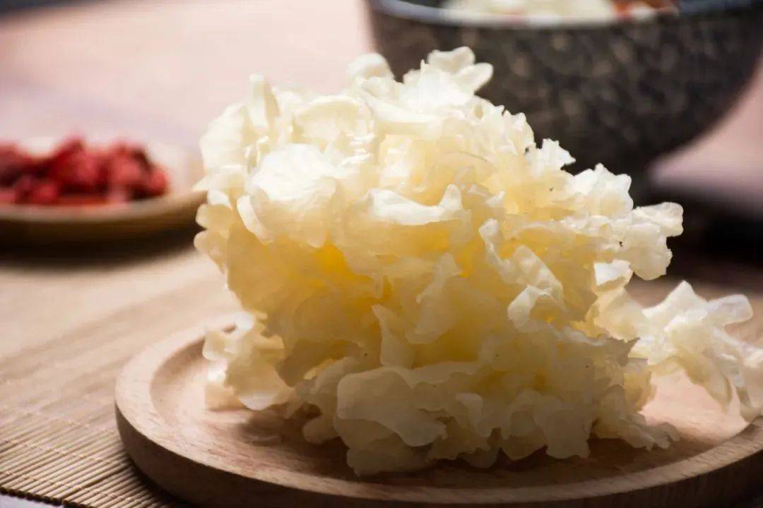从而调节血脂和血糖。绿豆汤加银耳同煮能带来滑滑的口感，滋润又舒适。