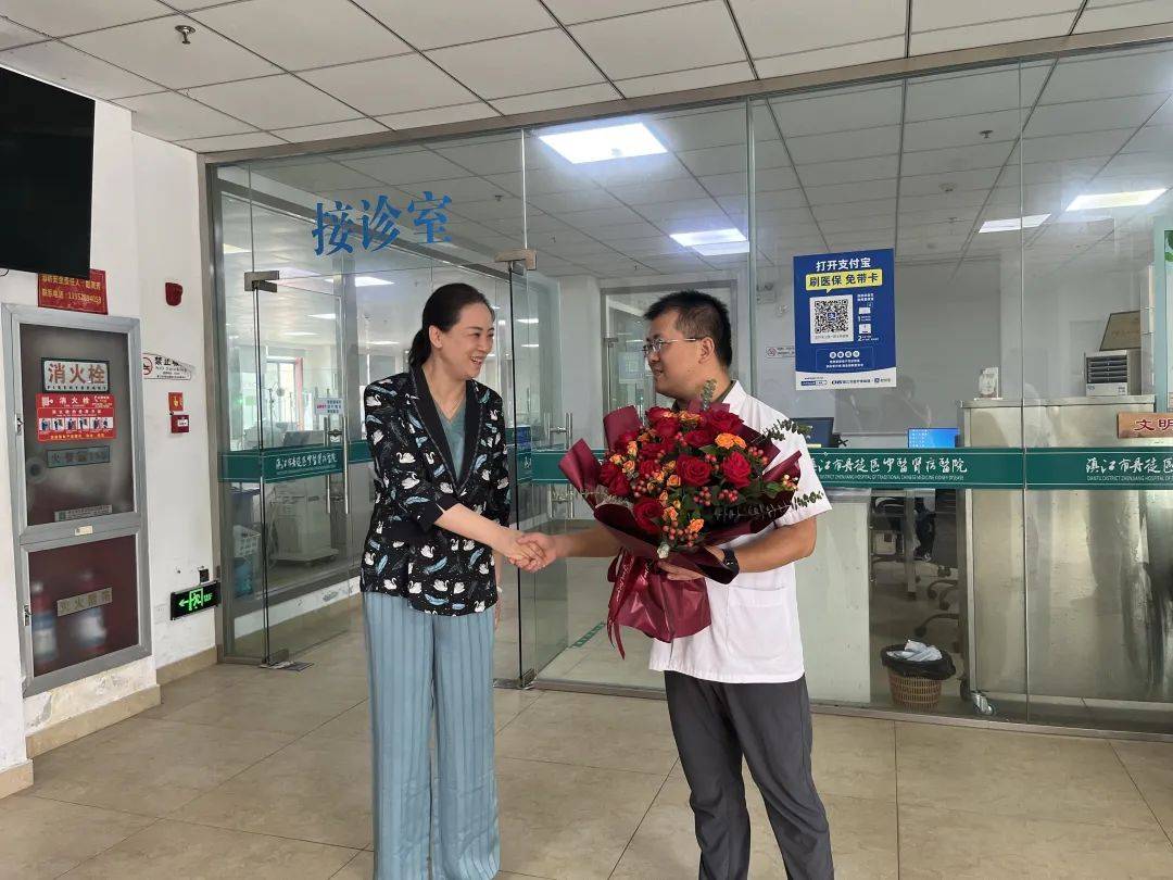 情系医师节 慰问暖人心——丹徒区副区长盛莉莉来院慰问医务工作者