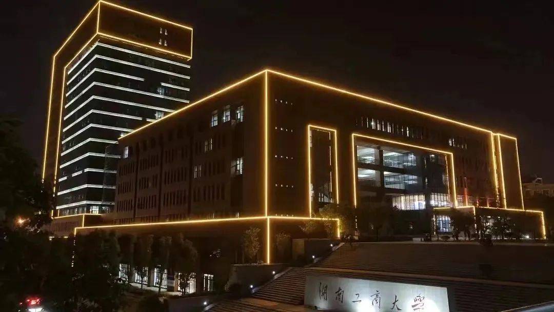 风景还尤其的美傍晚与夜晚的湘江楼茶颜悦色和瑞幸也在这里哦既有健身