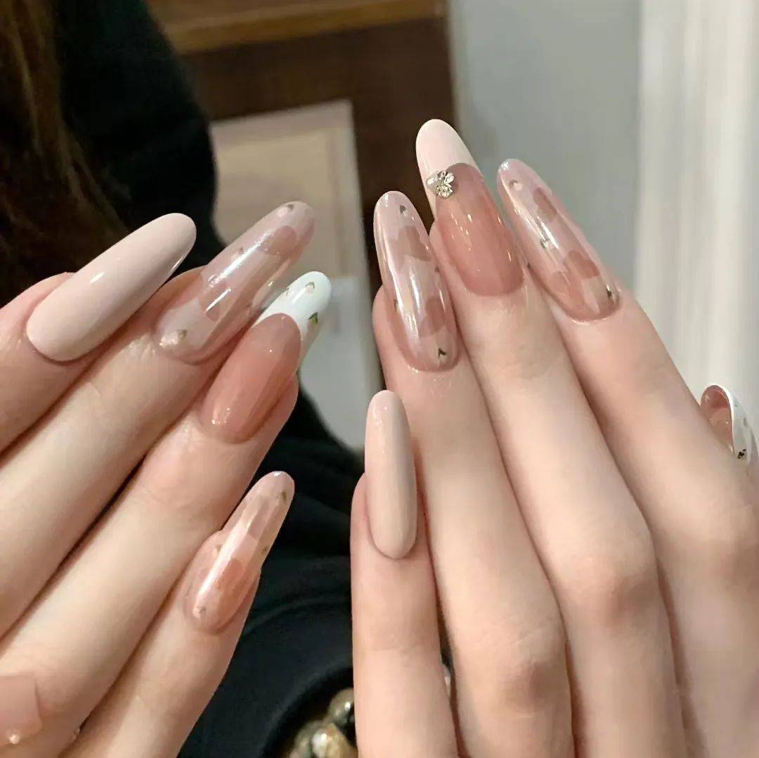 指尖潮流预警:蝴蝶结美甲,甜酷风格一网打尽