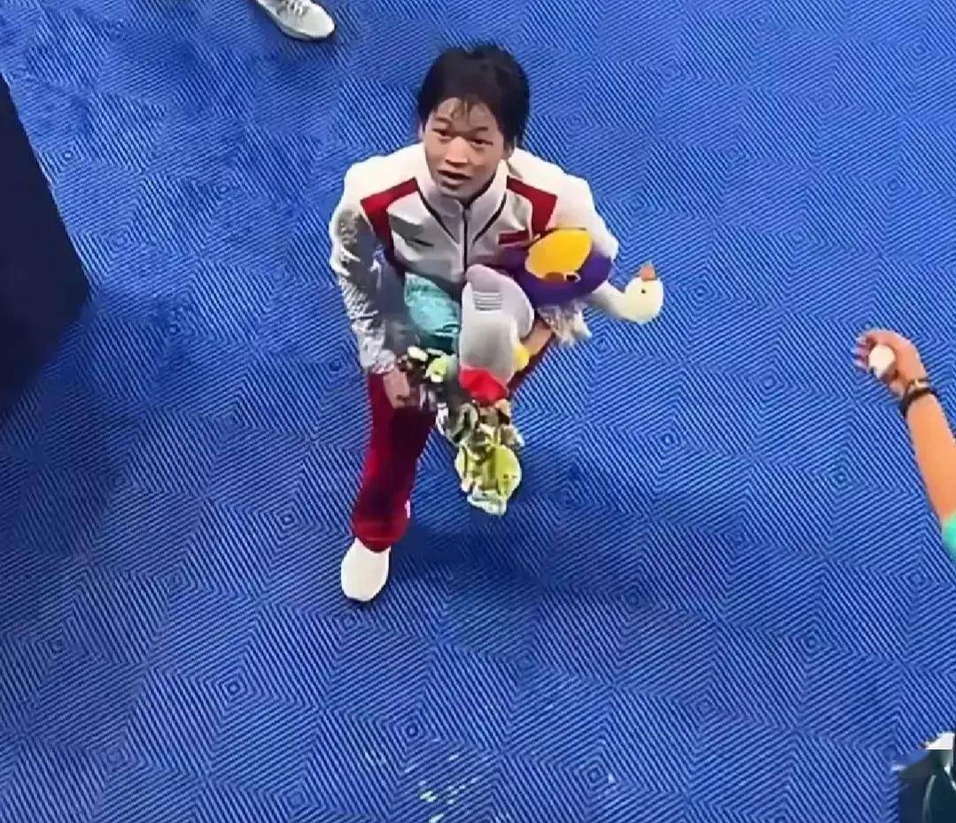 笑麻了，全红婵自嘲上热搜，网友神评论，我笑死在评论区-全红婵接受采访的视频