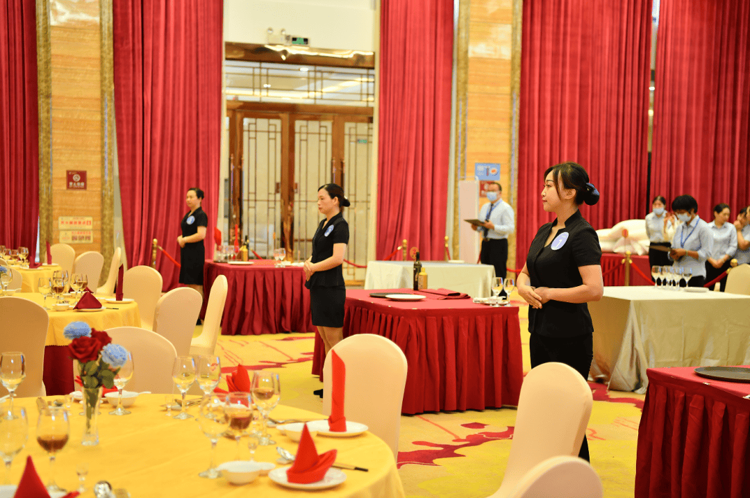 其中,现场操作部分围绕行业发展实际,设置前厅接待服务,客房服务,餐厅