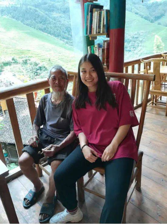 广州太大了,高楼林立,人头赞动,车水马龙.儿子带胡子爷爷逛商场