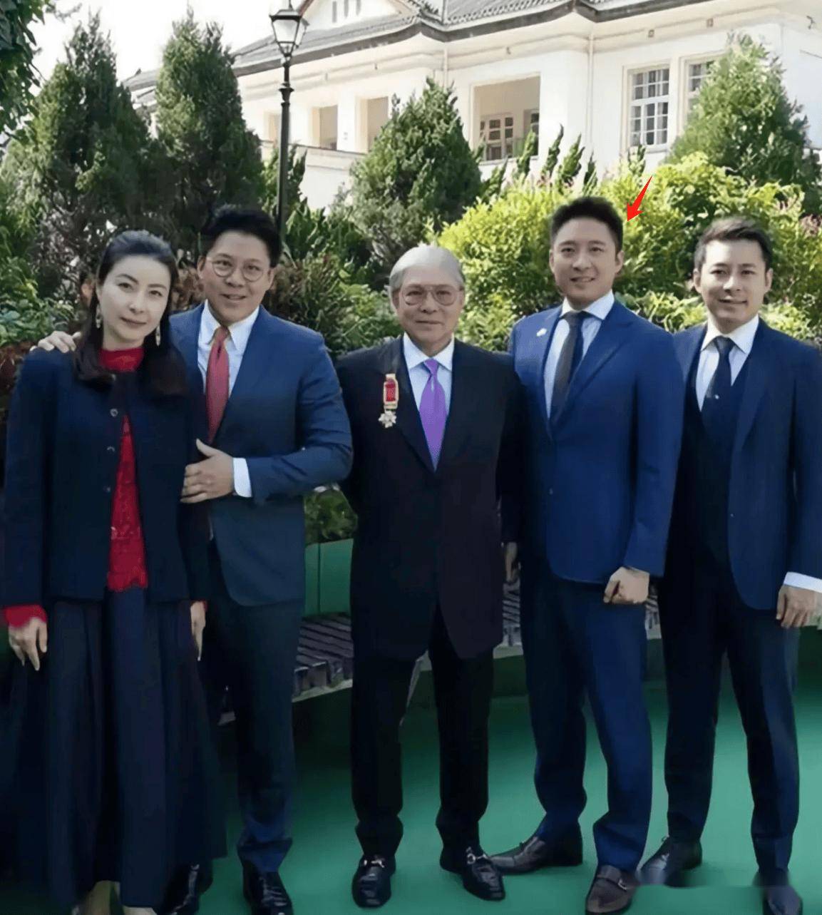 霍启山,作为霍家的杰出代表,以其西装