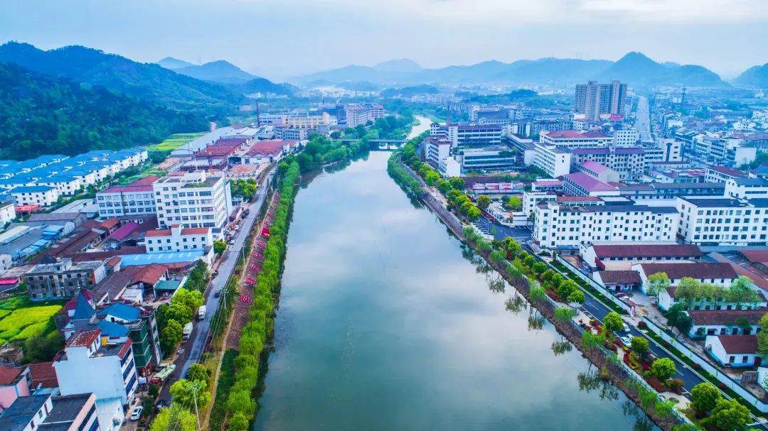 发源于浙江省义乌市巧溪乡全章岭的大坞尖,蜿蜒流淌,穿越浦江县郑家坞