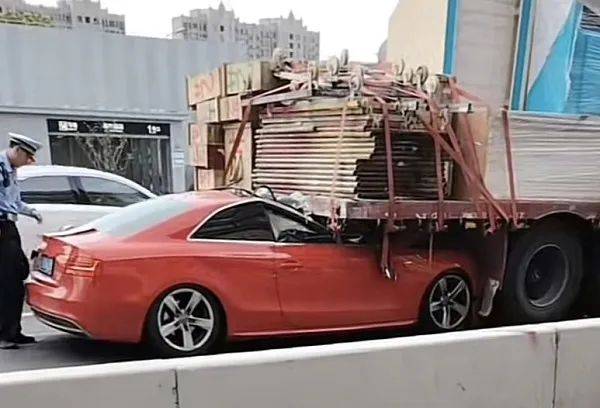 事发上海，一天两起！SUV“咬”住半挂车，轿车“钻”入货车尾部……