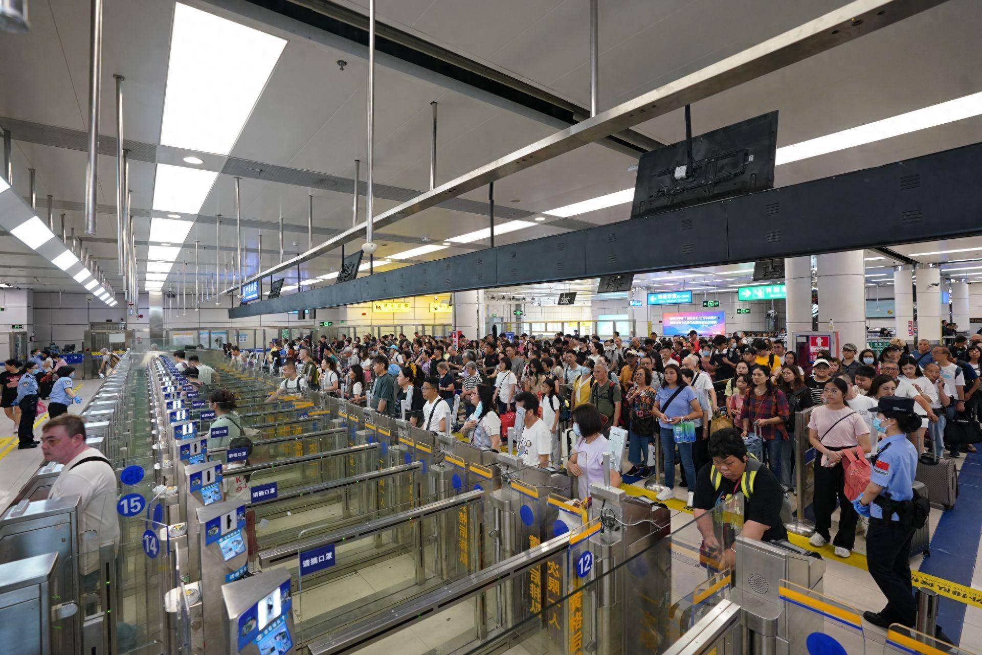 16.5万人次!深圳湾口岸接连两日刷新单日出入境客流纪录_通关_查验_人员