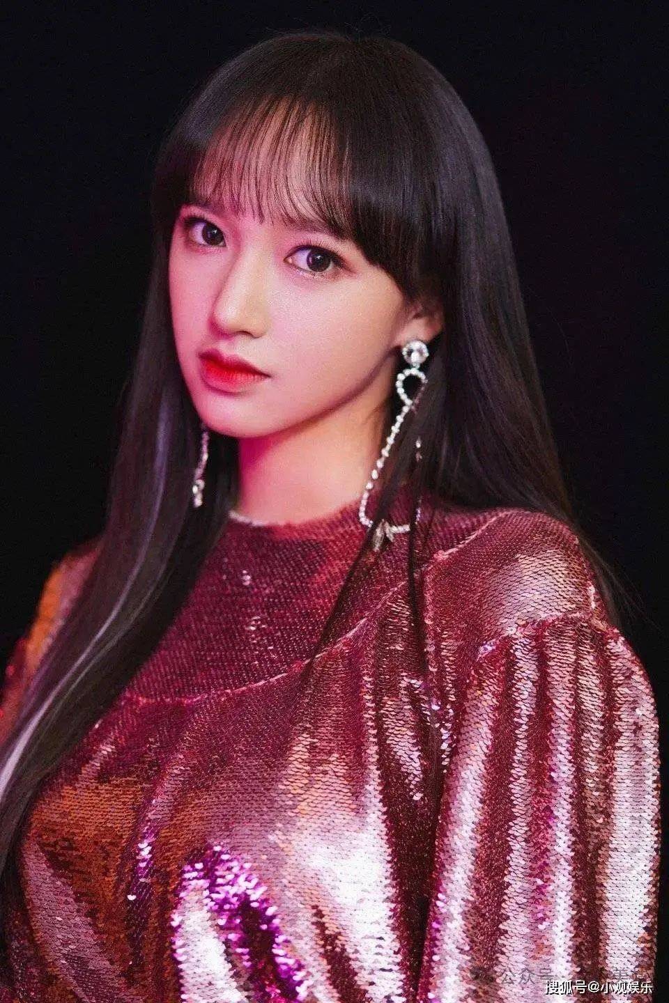 "人间芭比"程潇,建模脸美艳动人,穿泳装度假:不愧被誉为"奶潇"