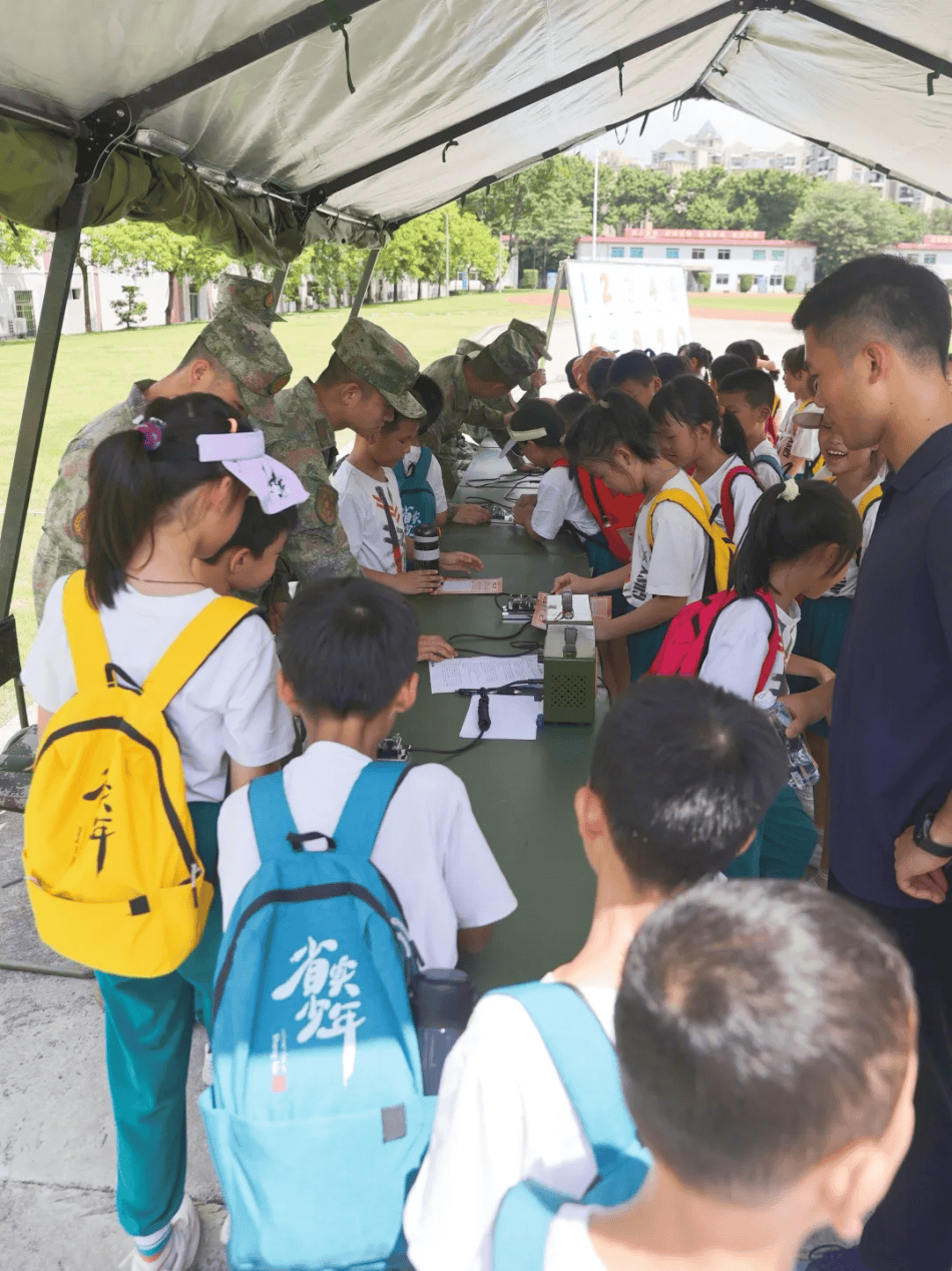 墙新学校军训图片