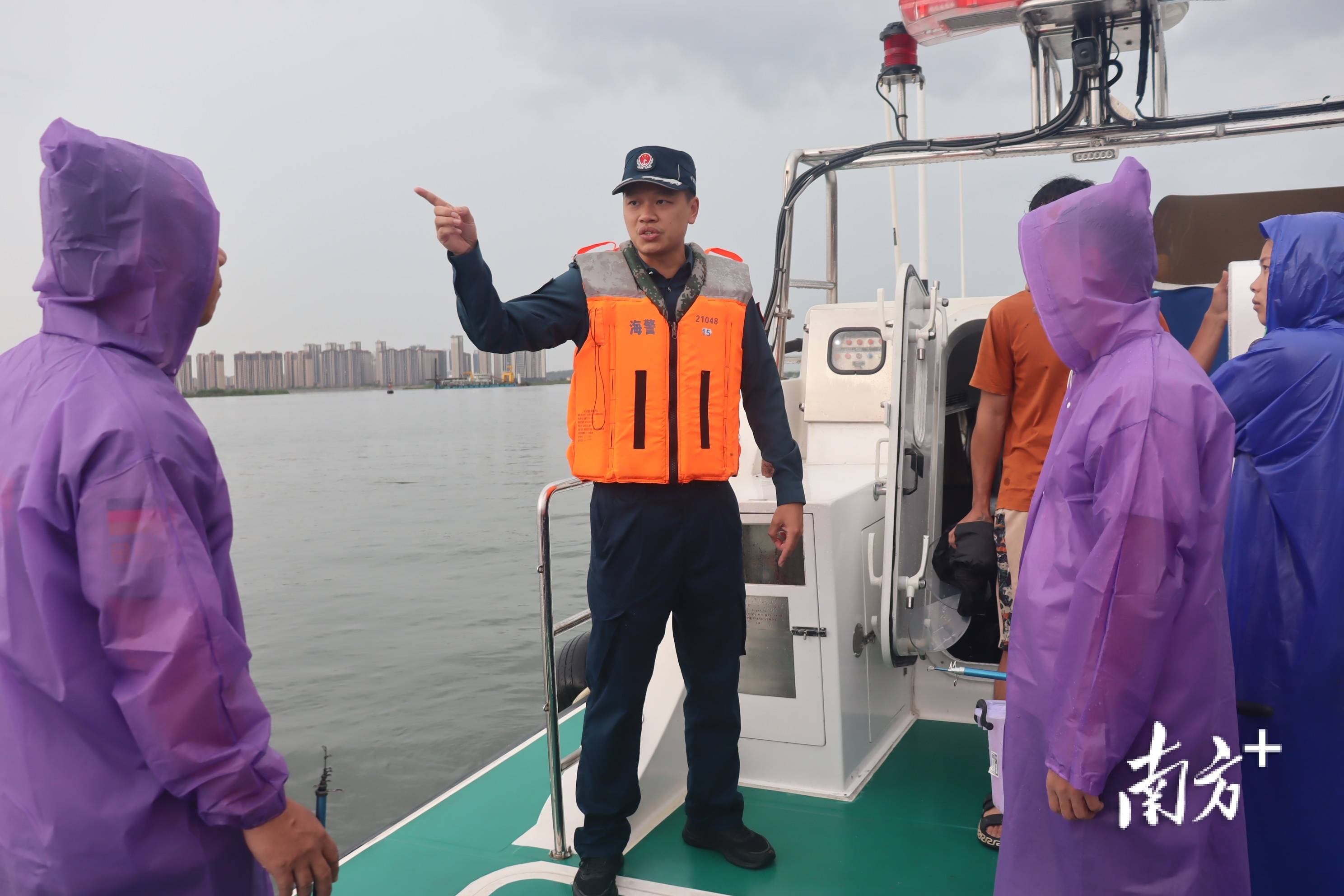 茂名海警局提醒,在跨海大桥桥墩处垂钓存在风险,请选择安全水域垂钓