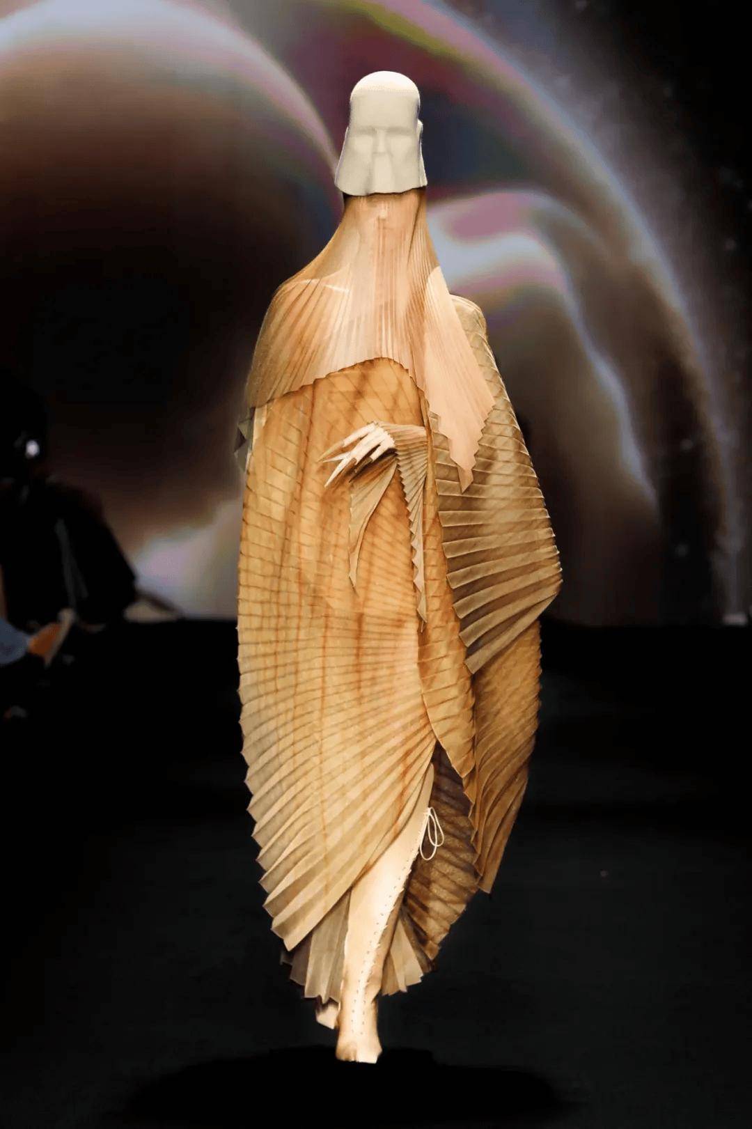 balenciaga本季是艺术总监demna为balenciaga创作的第四个高定系列