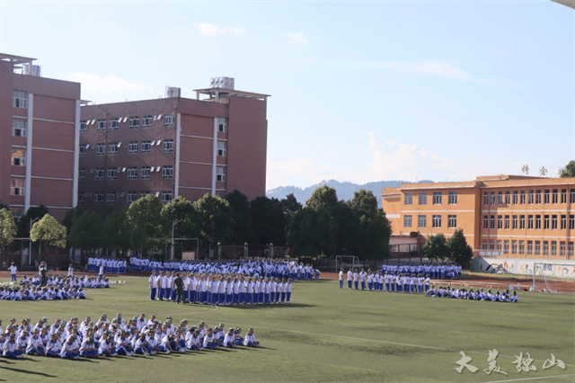 6969在独山县高级中学田径场,记者看到,高一新生们身着蓝白校服