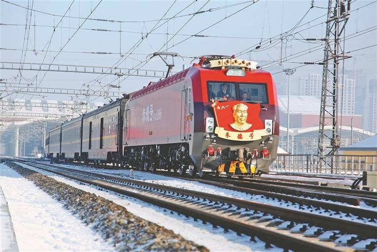 东风4b型1886号内燃机车.前进型2470号蒸汽机车.