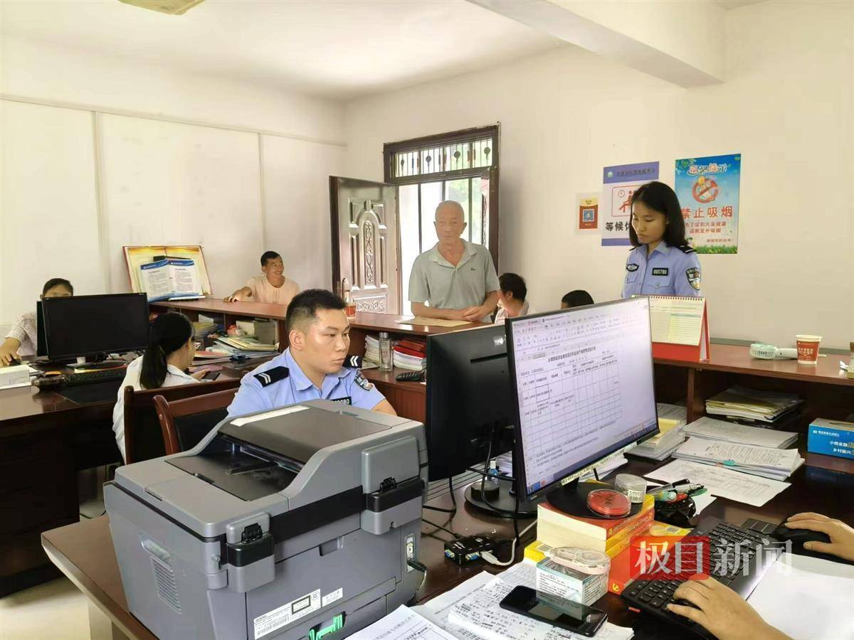 市保康县公安局店垭派出所组织民警进村入户,开展三轮摩托车备案登