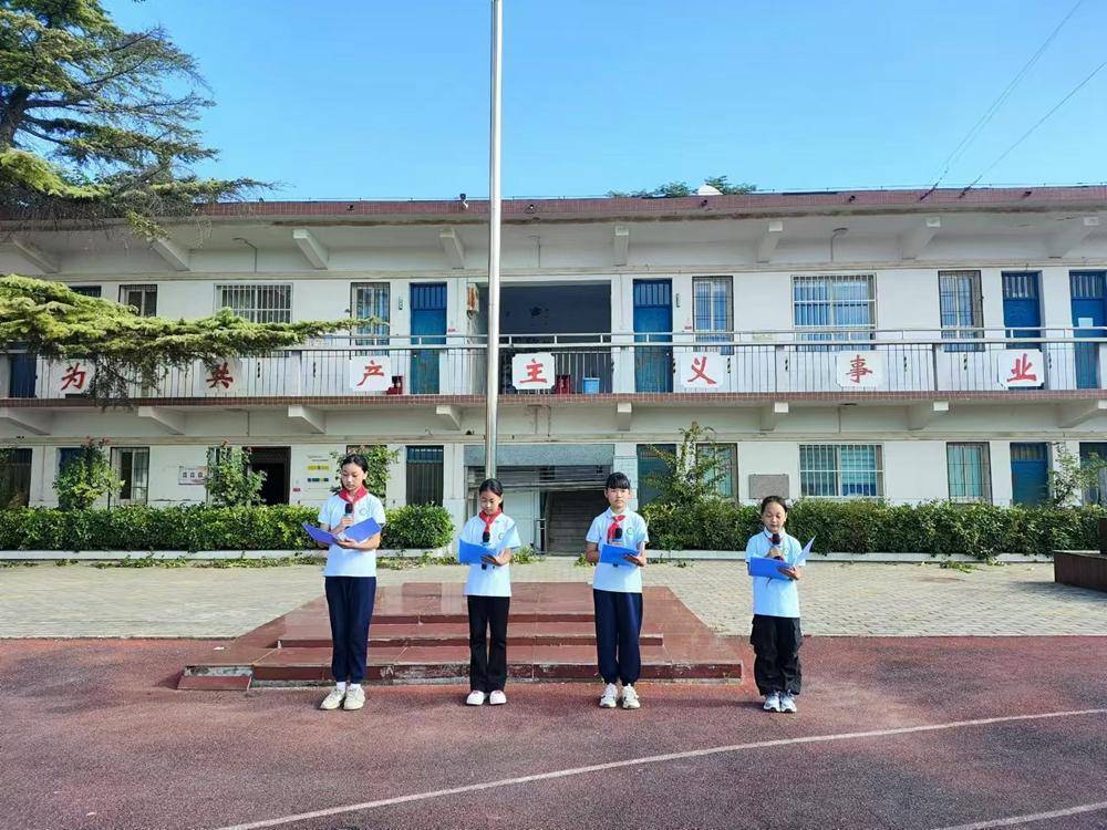 少先队员代表李慕晗,李依萍,张怡甜,李晗旭带来国旗下演讲《奥运精神