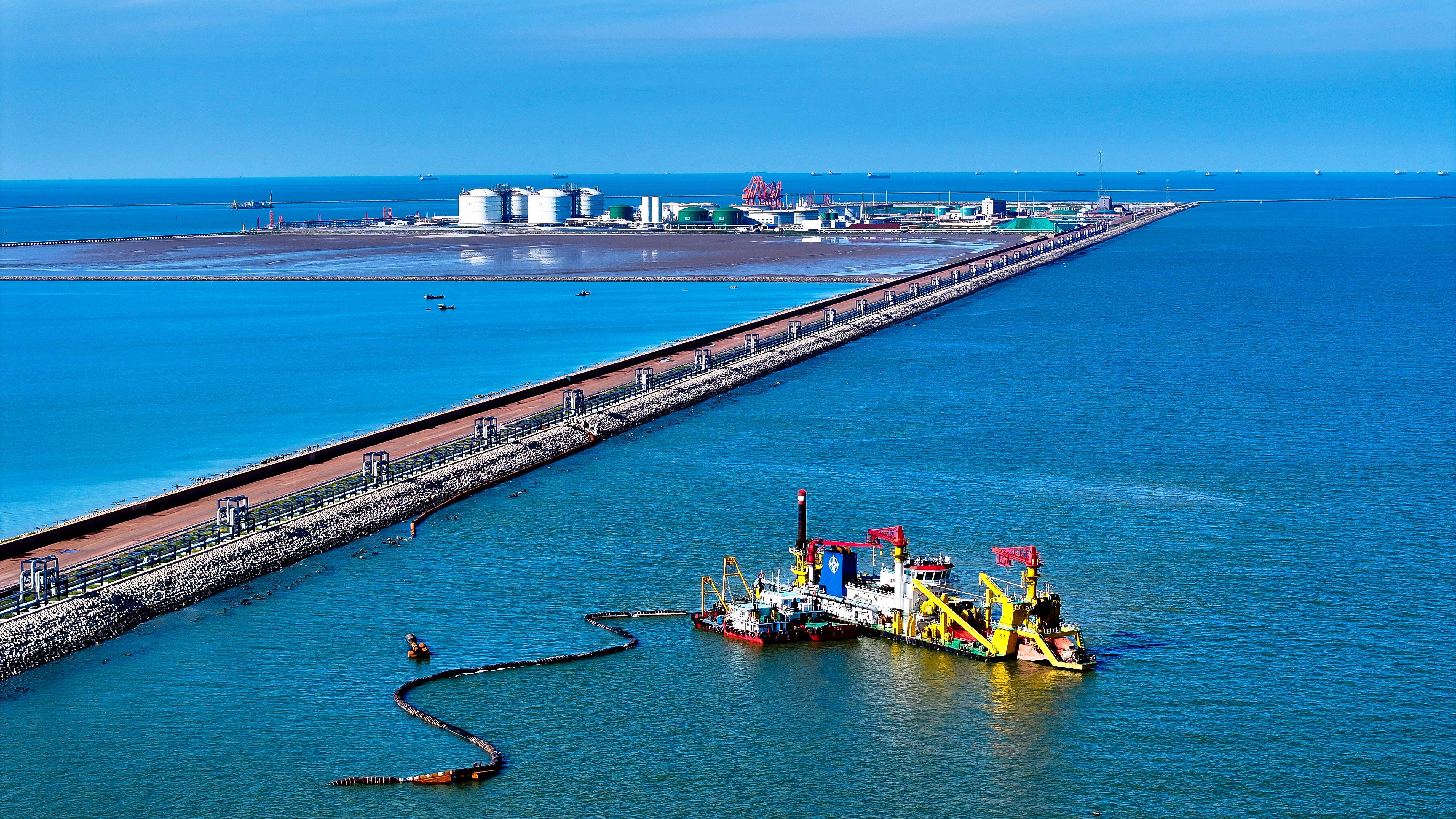 山东港口滨州港航道维护性疏浚工程作业忙