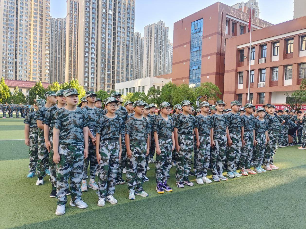 汗洒绿茵场 青春磨砺中