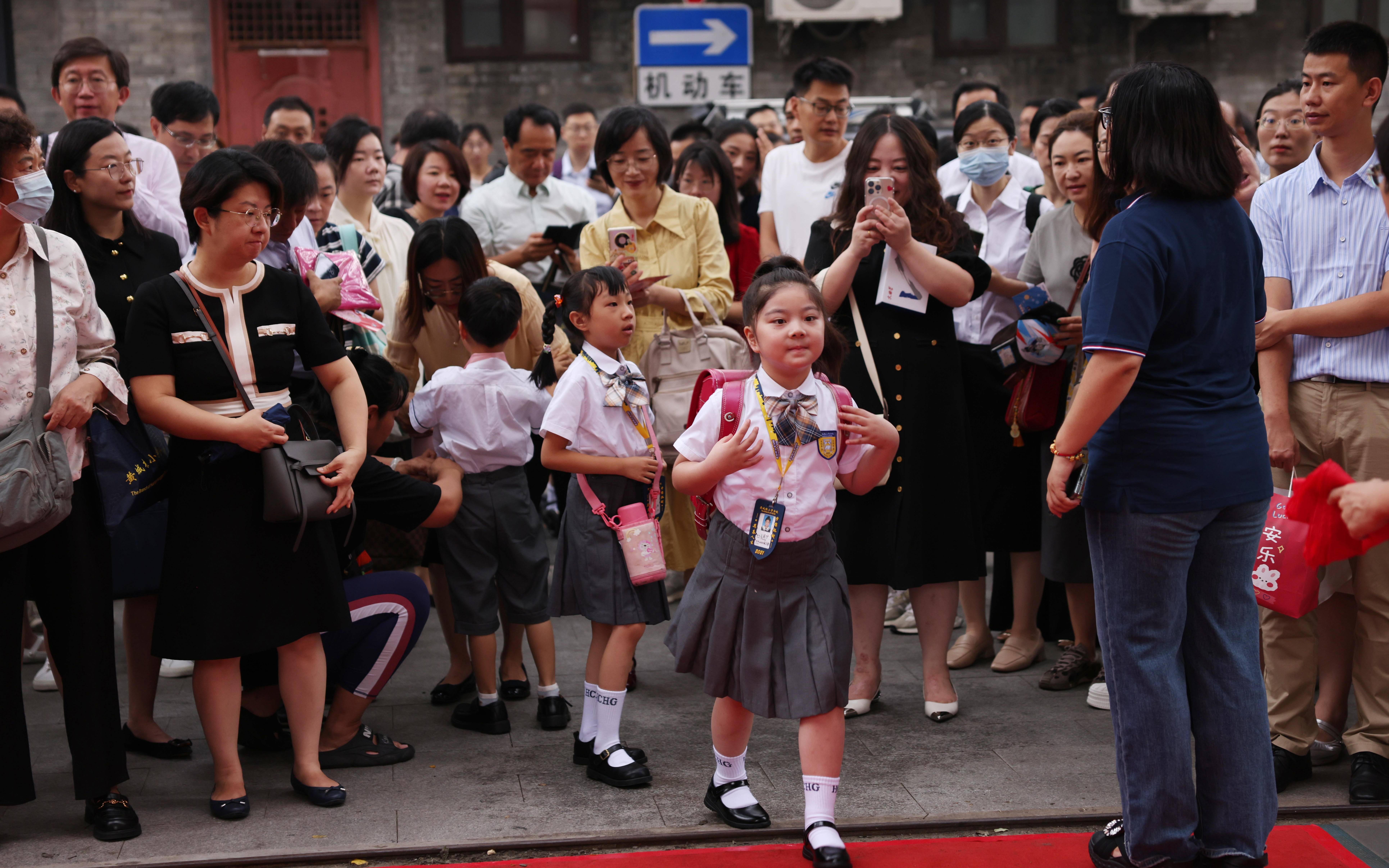 黄城根小学附属实验学校分校迎150名新同学,杨利伟开讲第一课