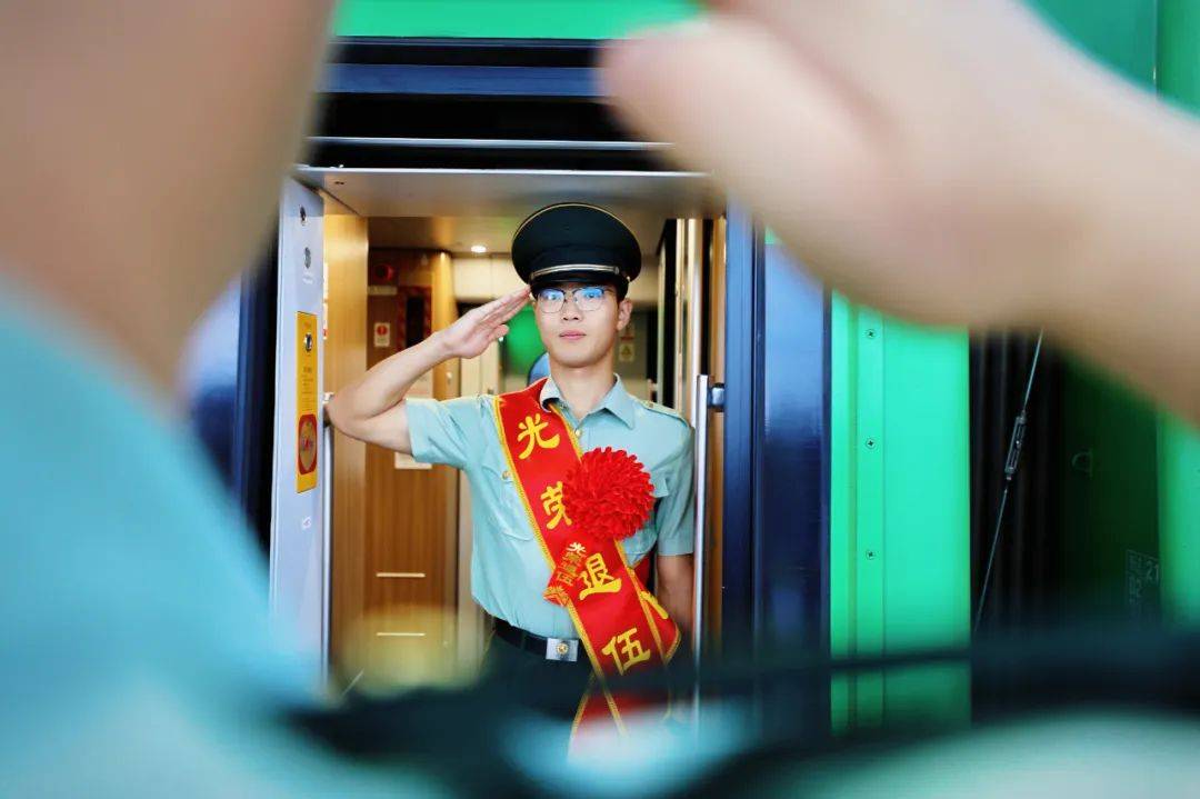 退伍季丨送战友，踏征程