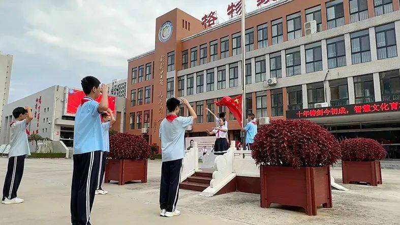肥城市凤山学校隆重举行2024年秋季开学典礼暨十周年校庆活动,师生