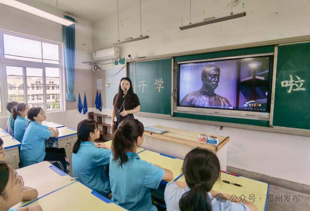 官湖初级中学教师王欣欣说:"希望通过这节班会课,燃起学生们的斗志