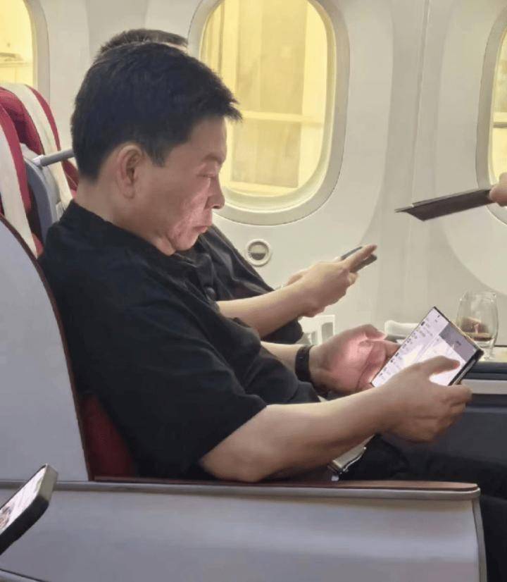 苹果华为发布会再度撞档：华为“Z 形态”折叠屏引强烈关注-华为发布会对比苹果的图片