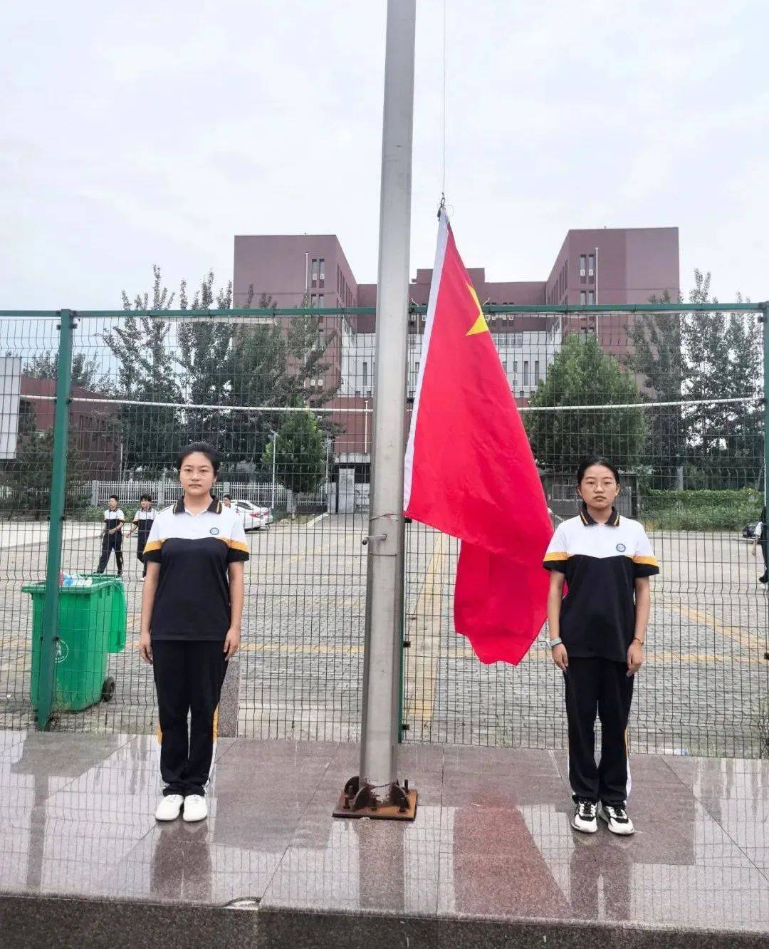 平邑一中东校区举行新学期升旗仪式