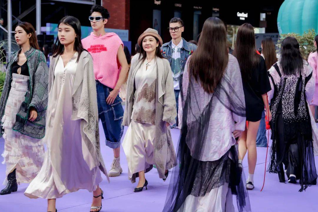 "大浪杯"百人时尚实景大秀暨时尚品牌消费季开场_中国服装协会_活动