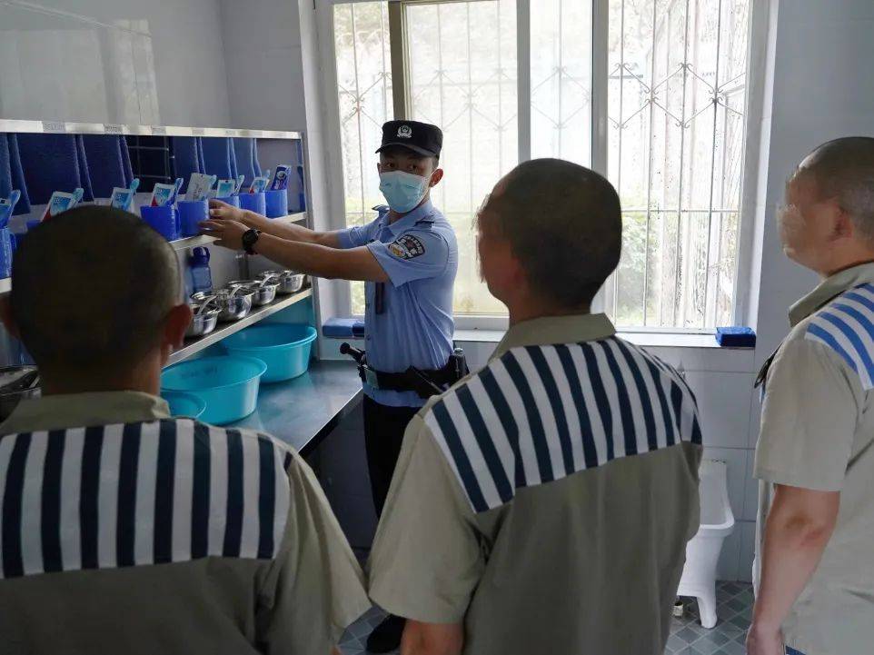 开学季,高墙里都学了啥?