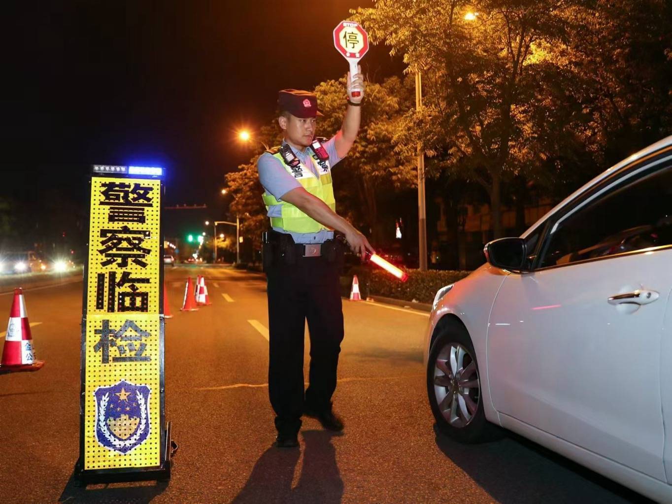 上海金山警方守护夏夜烟火气全区盗窃类警情同比减半