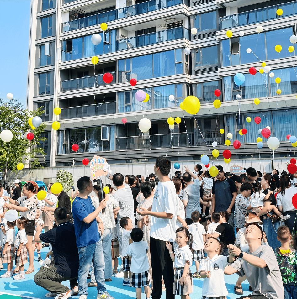 阳明街道第三幼儿园中班和大班的孩子们自信满满地拍下了新学