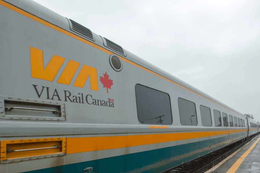 加拿大一客运火车发生故障 乘客被迫滞留10小时