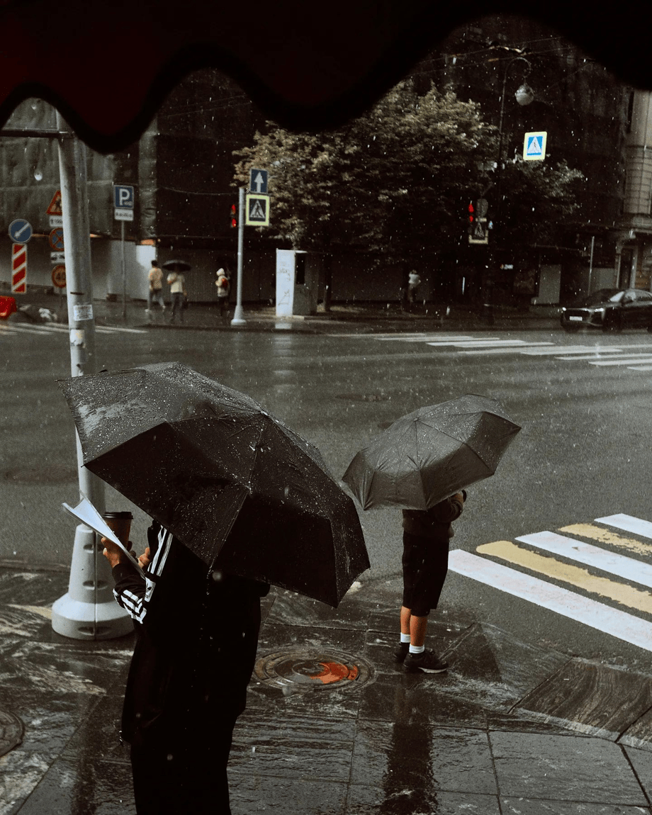 巴黎街头下雨图片