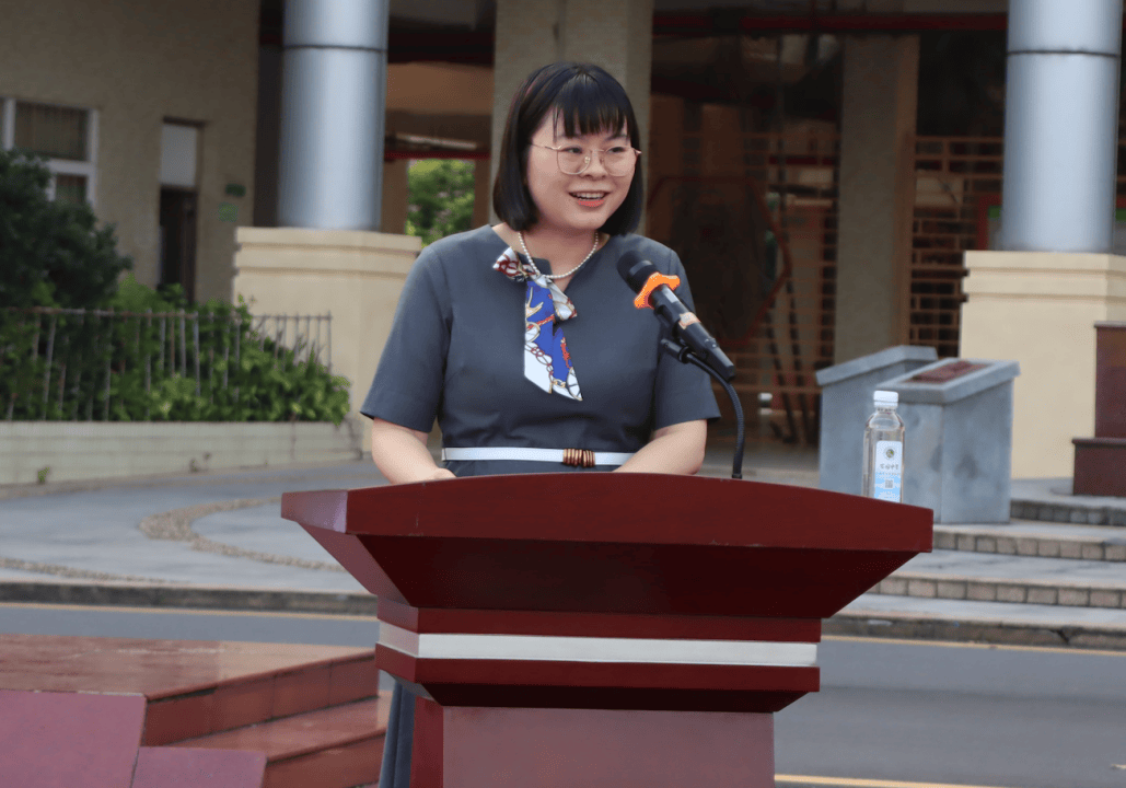 "在东莞市可园中学开学典礼上,校长舒妙珠从一本书出发,和同学们分享