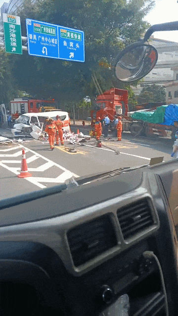 南沙大道一面包车快速撞上路墩,车辆当场报废!
