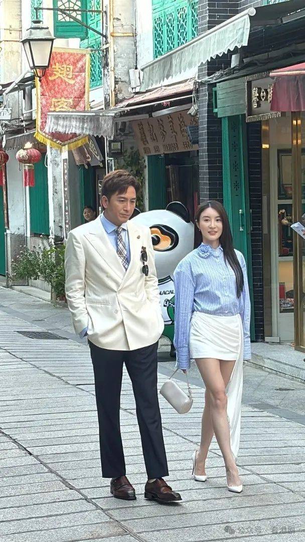 马国明大热天着西装拍外景 一人分饰3角晒视帝级演技