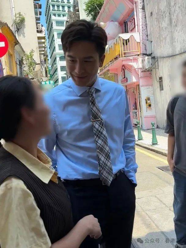 马国明大热天着西装拍外景 一人分饰3角晒视帝级演技