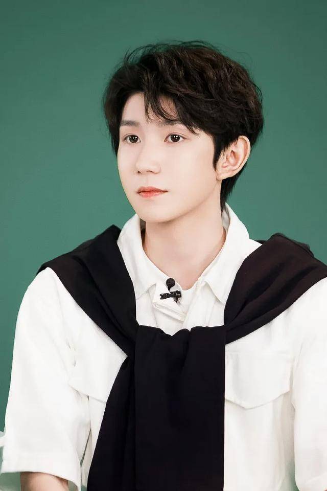 王源回应"顶胯"争议:舞台上的力量与真我