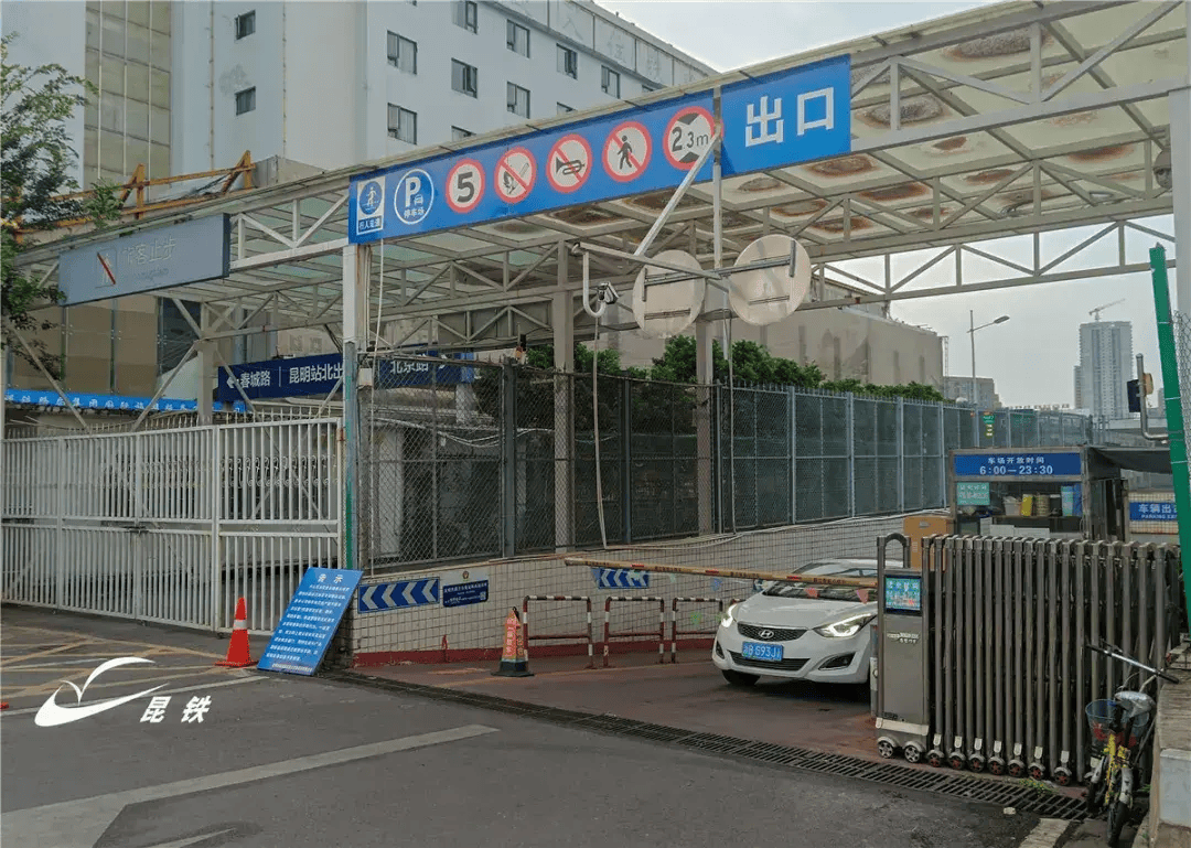 乘坐地铁到昆明站接人的朋友在"昆明火车站"这一站下车后从a口出步行3