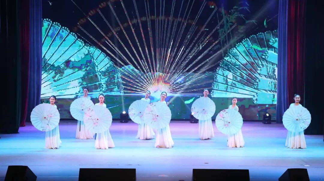 学院举办"匠心传承 致谢师恩"庆祝第40个教师节文艺演出