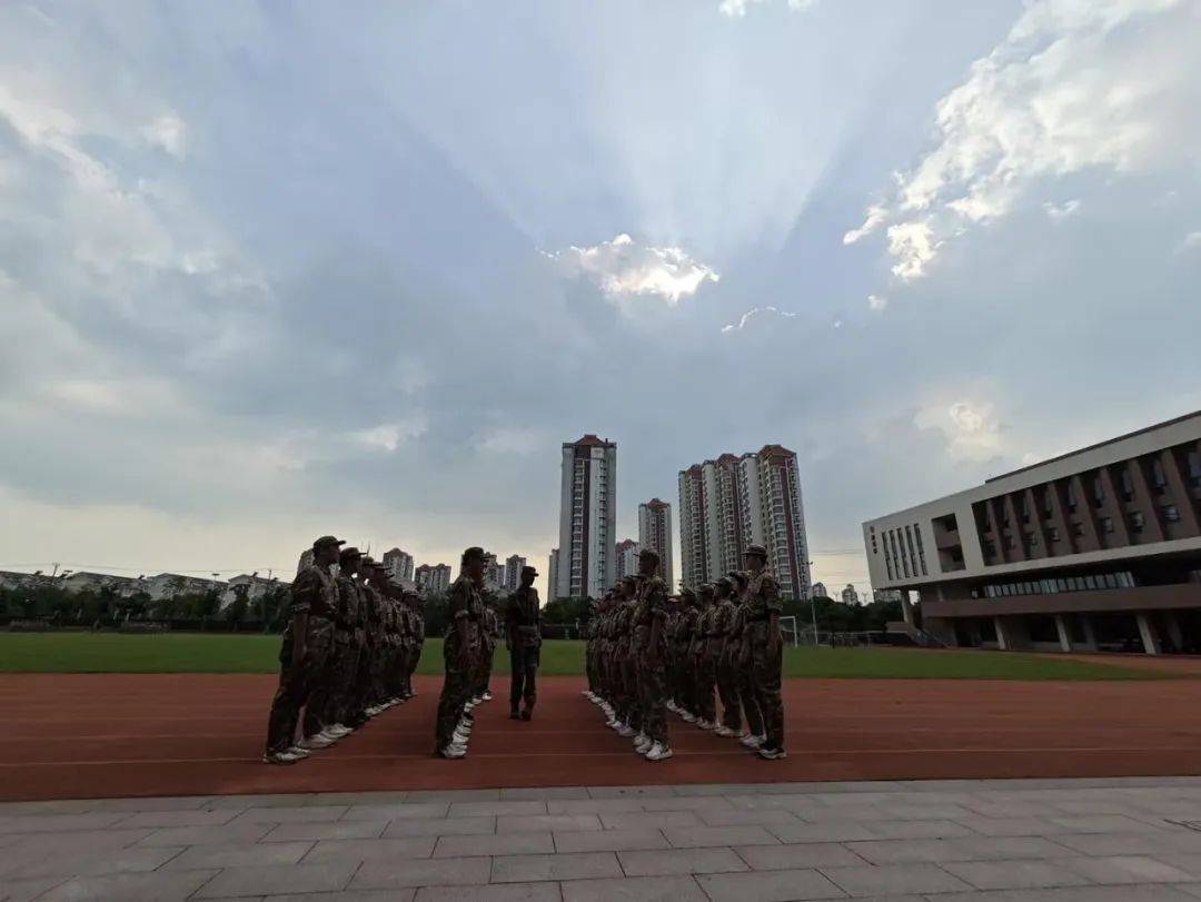 蹲军姿抽烟图片图片